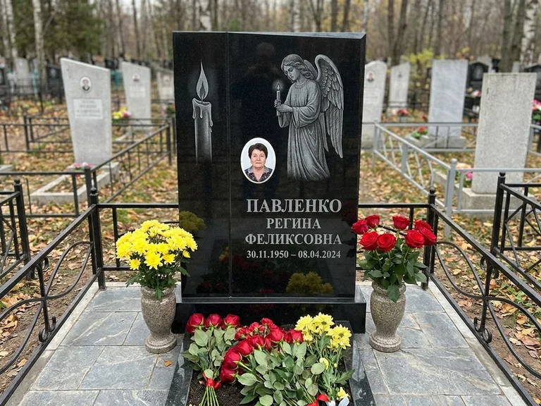 Памятник с гравировкой ангела — гравировка молящегося ангела в верхней части стелы, работа «Пантелеева» в Сочи