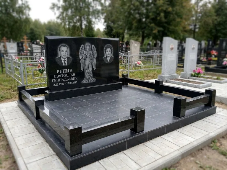 Памятник с гравировкой ангела — гравировка ангела с крестом рядом с эпитафией, работа «Касаткин» в Сочи