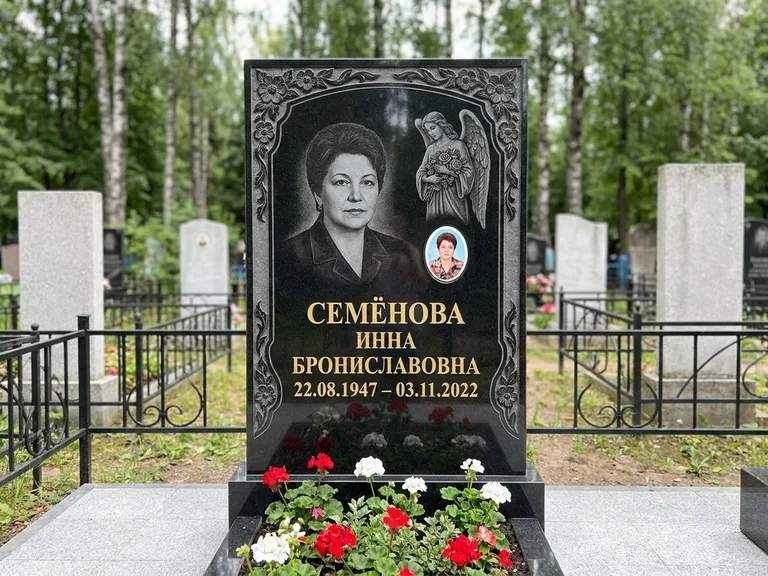 Памятник с гравировкой ангела — гравировка ангела с голубем по диагонали стелы, работа «Лобанова» в Сочи