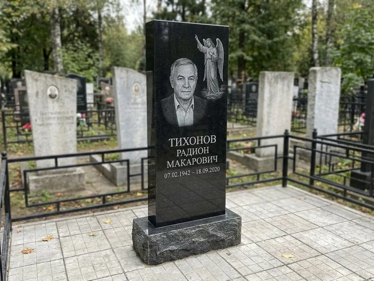 Памятник с гравировкой ангела — гравировка двух ангелов по сторонам портрета, работа «Свиридов» в Сочи