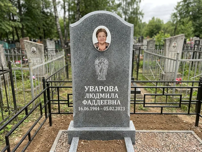 Памятник с гравировкой ангела — гравировка ангела в облаках с лучами над портретом, работа «Игнатова» в Сочи