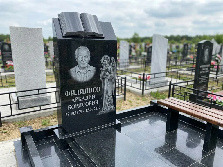 Памятник с гравировкой ангела — белая гравировка скорбящего ангела над портретом, работа «Доронин» в Сочи