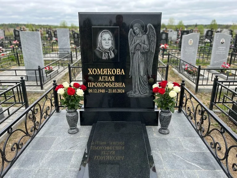 Памятник с гравировкой ангела — гравировка ангела-хранителя сбоку от портрета, работа «Яковлева» в Сочи