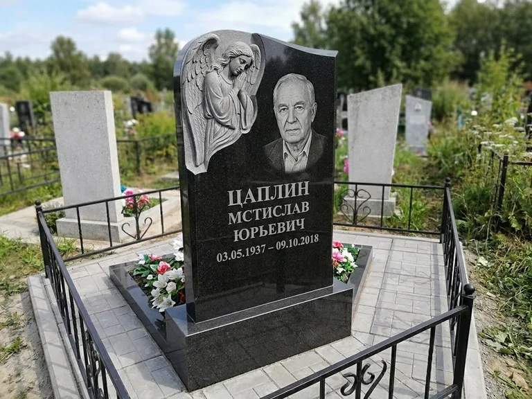 Памятник с гравировкой ангела — гравировка молящегося ангела в верхней части стелы, работа «Пономарёв» в Сочи