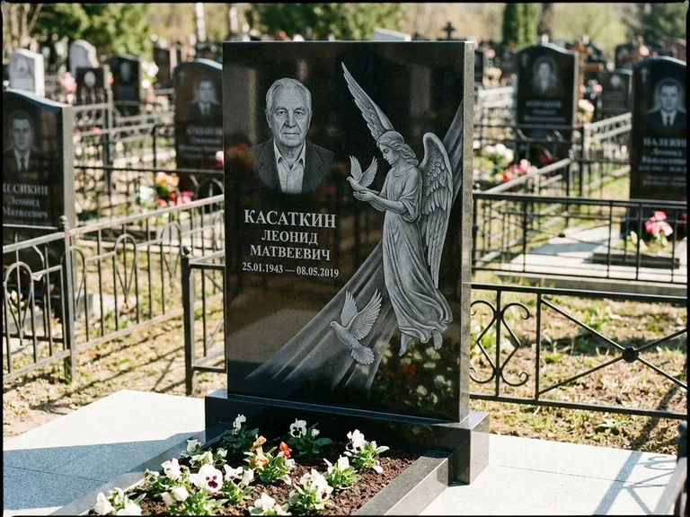 Памятник с гравировкой ангела — гравировка ангела с голубем по диагонали стелы, работа «Касаткин» в Сочи