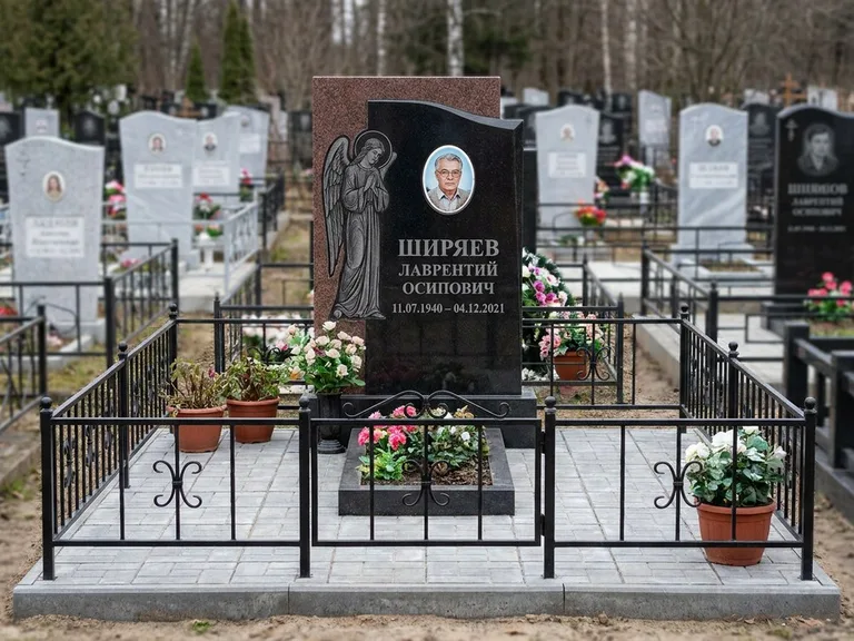 Памятник с гравировкой ангела — гравировка ангела с голубем по диагонали стелы, работа «Селиванов» в Сочи