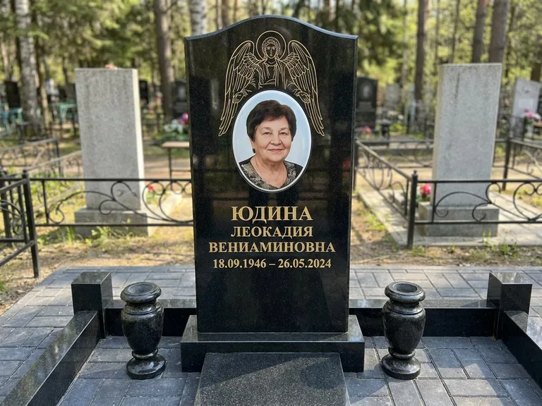 Памятник с гравировкой ангела — гравировка двух ангелов по сторонам портрета, работа «Гордеева» в Сочи