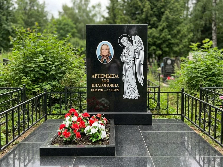 Памятник с гравировкой ангела — гравировка ангела в облаках с лучами над портретом, работа «Фаддеев» в Сочи