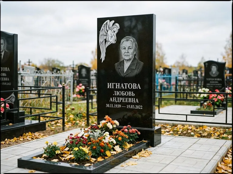 Памятник с гравировкой ангела — белая гравировка скорбящего ангела над портретом, работа «Игнатова» в Сочи