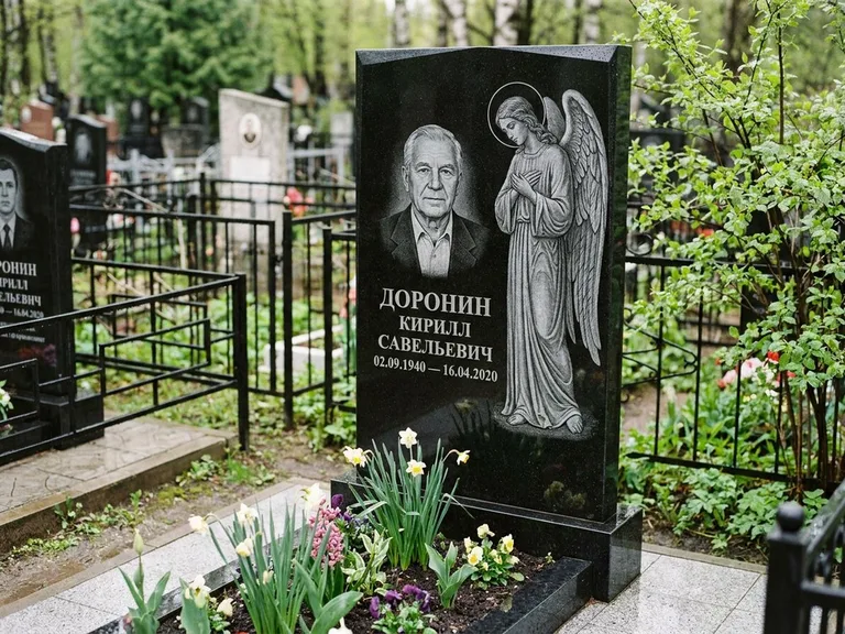 Памятник с гравировкой ангела — гравировка ангела-хранителя сбоку от портрета, работа «Доронин» в Сочи