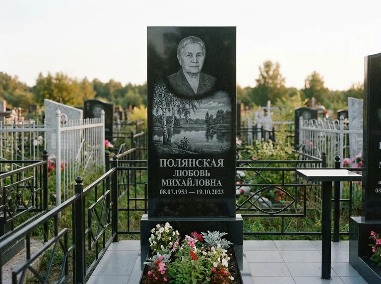 Памятник с гравировкой берёзы — гравировка берёзы у зеркального озера, работа «Полянская» в Сочи