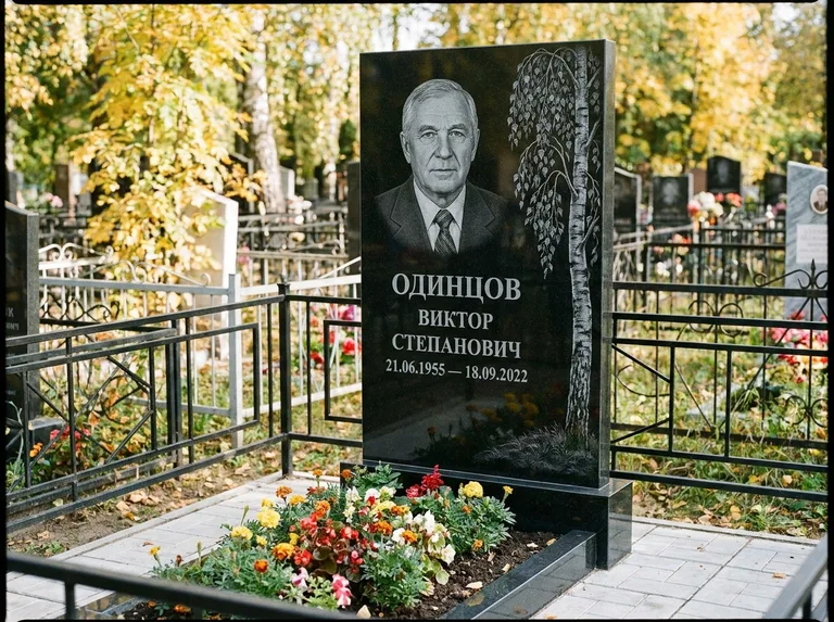 Памятник с гравировкой берёзы — гравировка плакучей берёзы с тонкими ветвями, работа «Одинцов» в Сочи