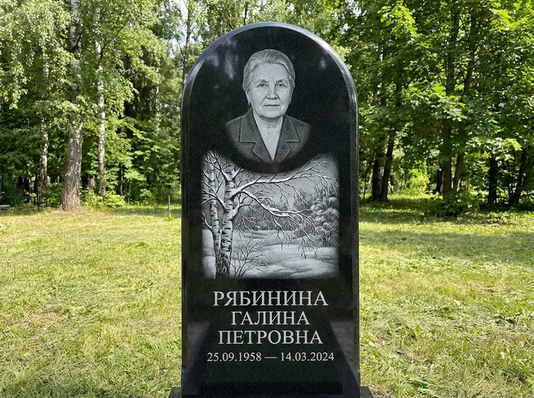 Памятник с гравировкой берёзы: стела с плавным арочным верхом — зимняя берёза, снег на ветвях, газон без ограды, стриженая трава, работа «Рябинина» в Сочи