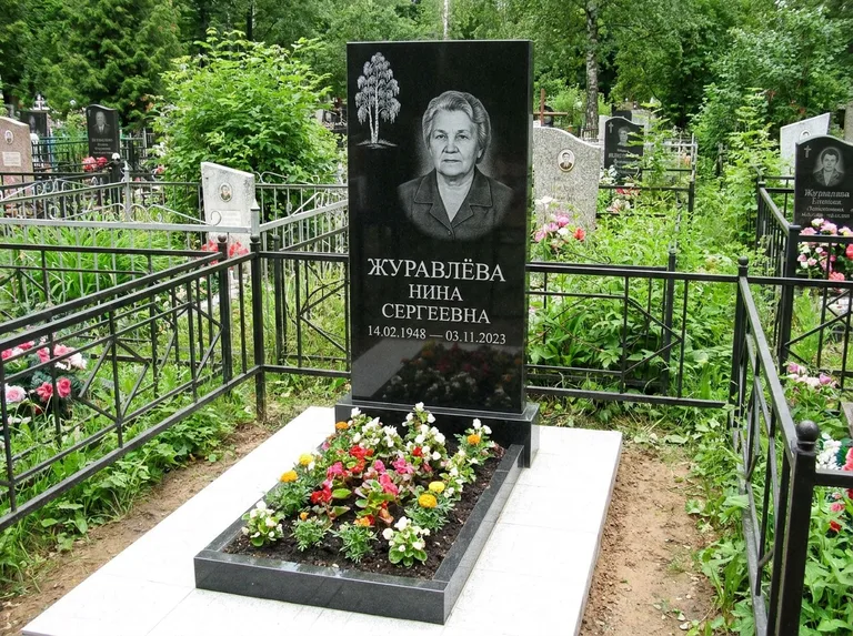 Памятник с гравировкой берёзы — гравировка одинокой берёзы над именем, работа «Журавлёва» в Сочи