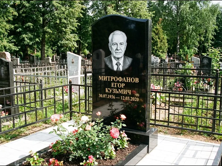 Гравировка портрета на чёрном граните — выполненная работа 29 в Сочи
