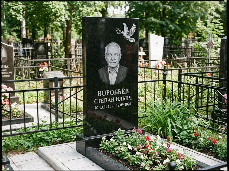 Гравировка голубей на памятник в Сочи — памятник из чёрного гранита с гравировкой
