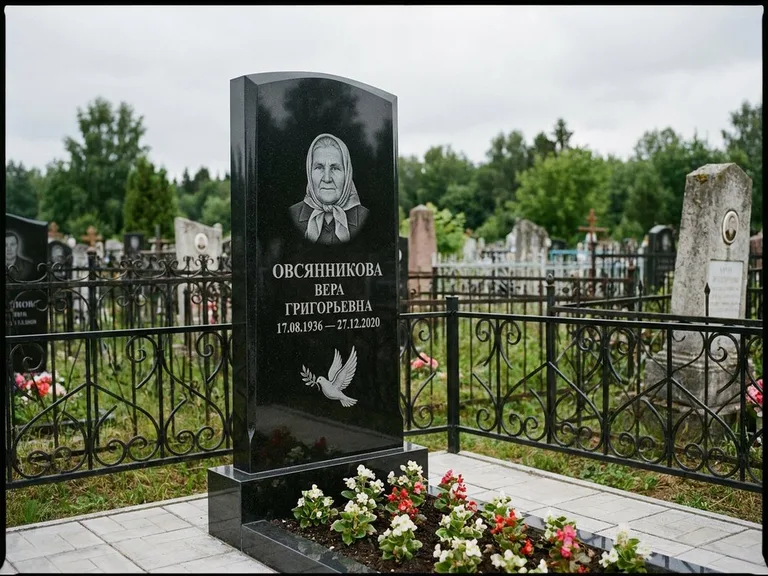 Памятник с гравировкой голубей — гравировка голубя с оливковой ветвью рядом с эпитафией, работа «Овсянникова» в Сочи