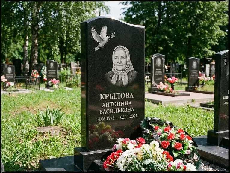 Памятник с гравировкой голубей — гравировка голубей, работа «Крылова» в Сочи