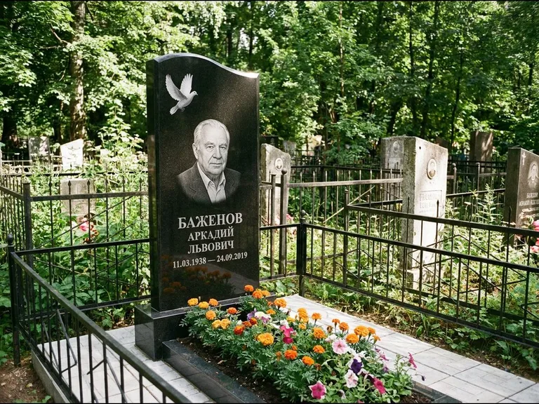 Памятник с гравировкой голубей — белая гравировка взлетающего голубя над портретом, работа «Баженов» в Сочи