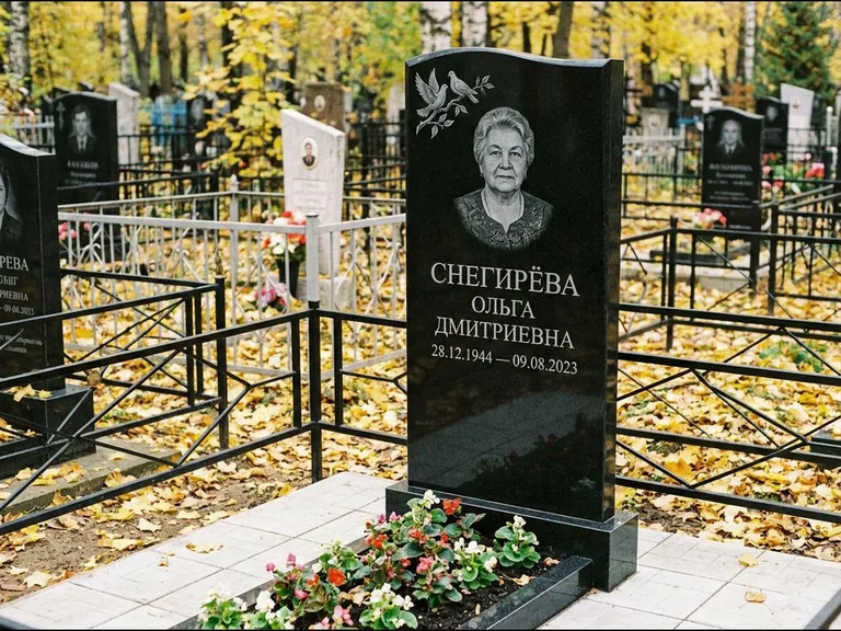Памятник с гравировкой голубей — гравировка пары голубей на ветке в верхнем углу стелы, работа «Снегирёва» в Сочи