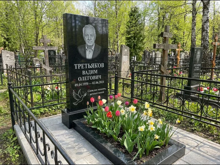 Памятник с гравировкой голубей — гравировка голубя с оливковой ветвью рядом с эпитафией, работа «Третьяков» в Сочи