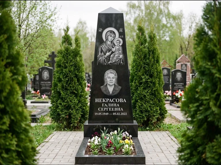 Памятник с гравировкой иконы — образ Николая Чудотворца, работа «Третьяков» в Сочи