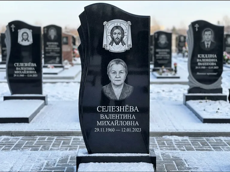 Памятник с гравировкой иконы — Казанская икона Божией Матери на стеле, работа «Одинцов» в Сочи