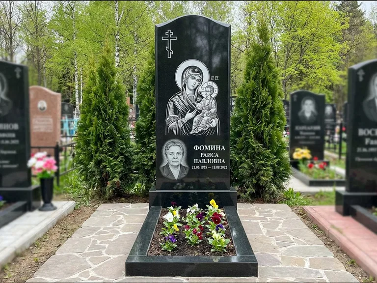 Памятник с гравировкой иконы — икона в резном киоте, работа «Гущин» в Сочи