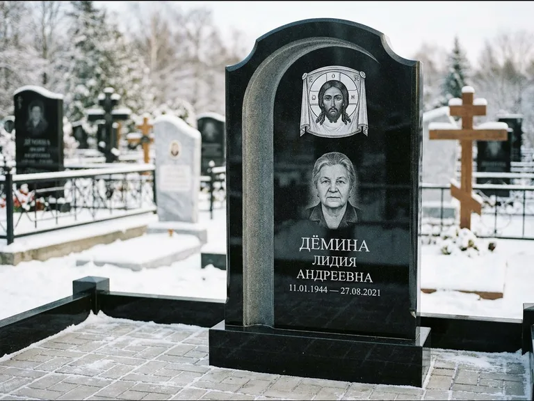 Памятник с гравировкой иконы: гранёный восьмиугольный обелиск с крестом — гравировка Николая Чудотворца, семейный участок с гранитной скамьёй, работа «Зотов» в Сочи