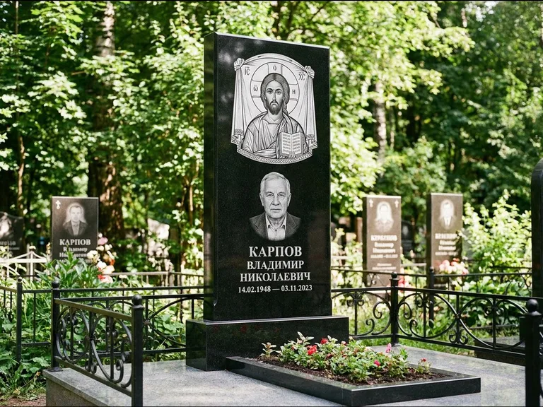 Памятник с гравировкой иконы: широкая двойная семейная стела — золочёный нимб на образе, цветник с красными розами, работа «Воронцова» в Сочи