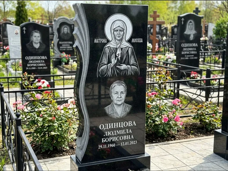 Памятник с гравировкой иконы: ступенчатая двухуровневая стела — Архангел Михаил на стеле, каменная дорожка из плитняка, работа «Одинцов» в Сочи