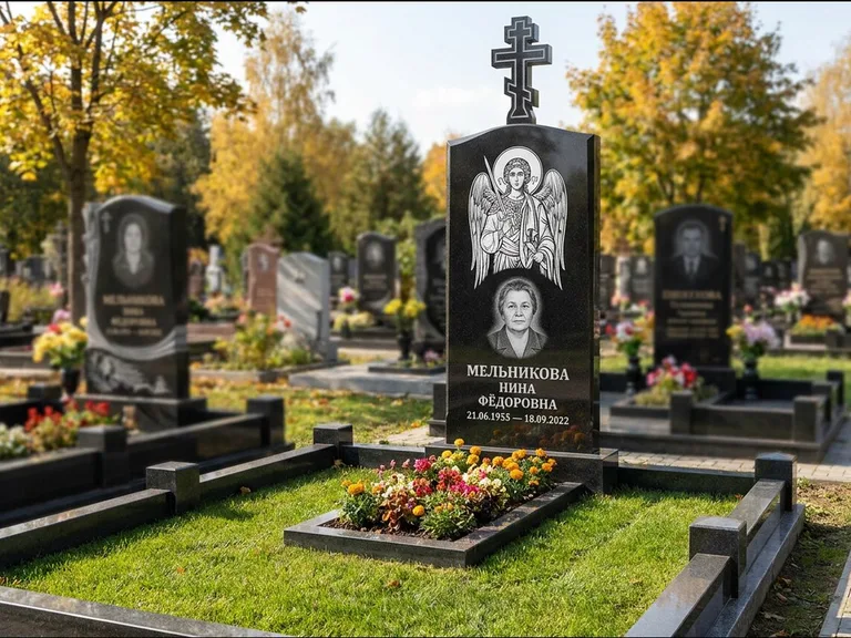 Памятник с гравировкой иконы: округлая стела-медальон с ликом — гравировка Богородицы «Семистрельная», луговые травы и полевые цветы за участком, работа «Гущин» в Сочи