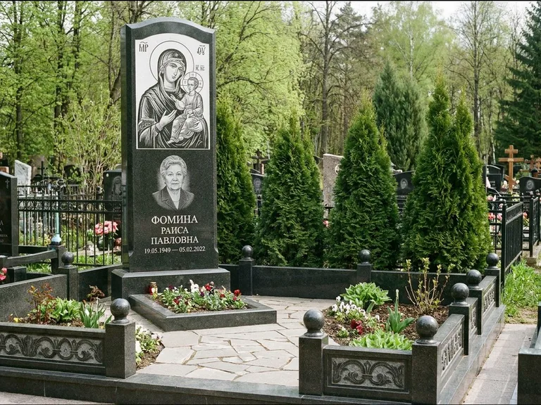 Памятник с гравировкой иконы: высокий гранёный обелиск с крестом-навершием — гравировка образа Матроны Московской, открытый участок без ограды, работа «Третьяков» в Сочи