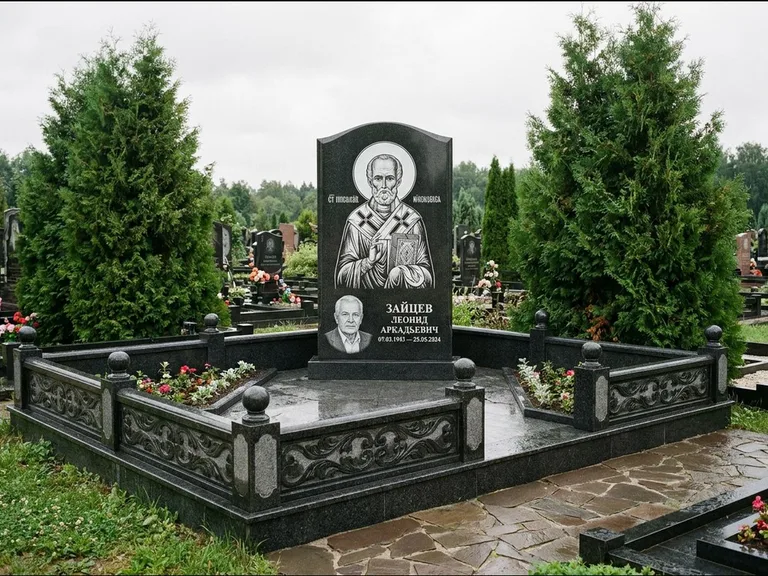 Памятник с гравировкой иконы: стела с гранитным столиком и скамьёй — Архангел Михаил на стеле, семейный участок с плиткой, работа «Верещагина» в Сочи