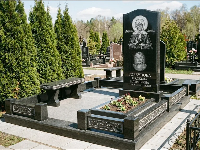 Памятник с гравировкой иконы: стела в форме раскрытой книги с образом — гравировка образа Спасителя, цоколь тёмной плиткой, работа «Зотов» в Сочи
