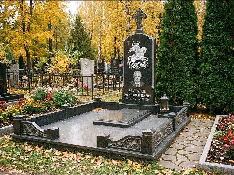 Памятник с гравировкой иконы: ступенчатая трёхуровневая стела — золочёный нимб на образе, дорожка из природного плитняка, работа «Лебедева» в Сочи