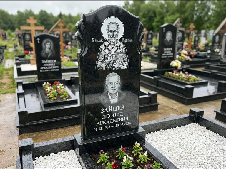Памятник с гравировкой иконы — образ Николая Чудотворца, работа «Лебедева» в Сочи