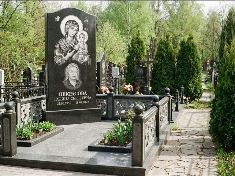 Памятник с гравировкой иконы: полукруглая стела с купольным навершием — Архангел Михаил на стеле, заснеженный зимний участок, работа «Гущин» в Сочи