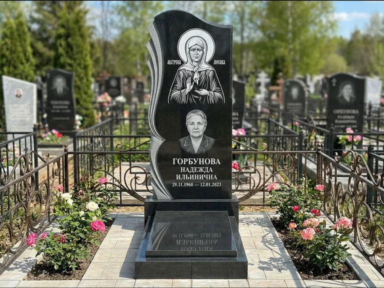 Памятник с гравировкой иконы — икона в резном киоте, работа «Одинцов» в Сочи