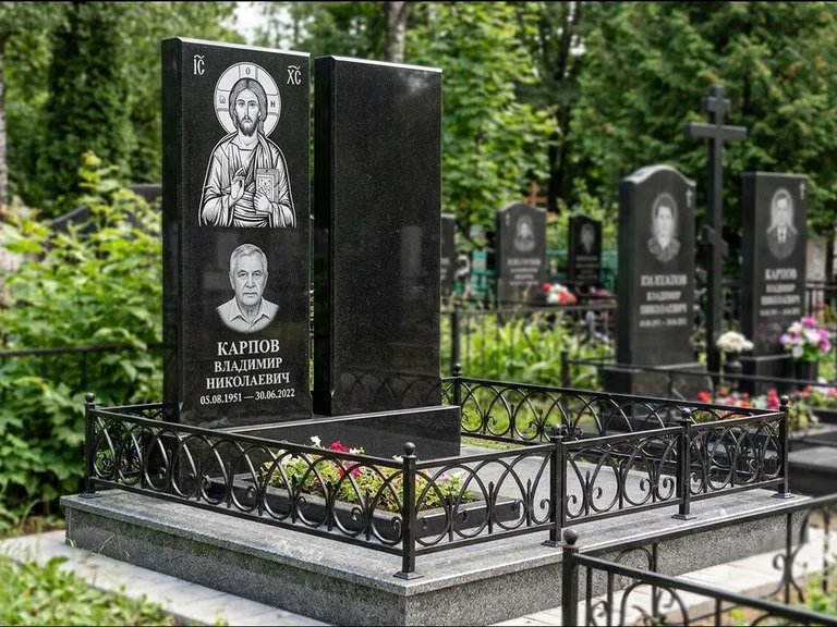 Памятник с гравировкой иконы — Казанская икона Божией Матери на стеле, работа «Богданова» в Сочи