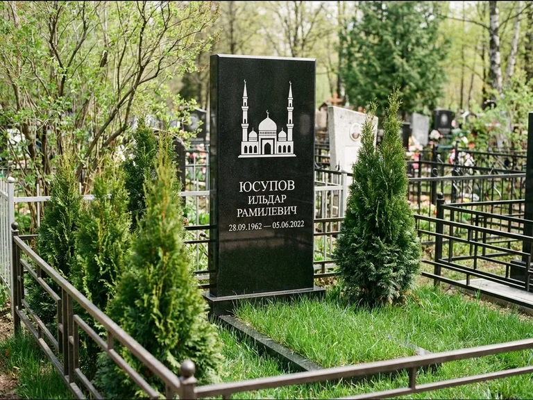 Мусульманский памятник с гравировкой мечети — силуэт мечети с двумя минаретами над именем, работа «Юсупов» в Сочи