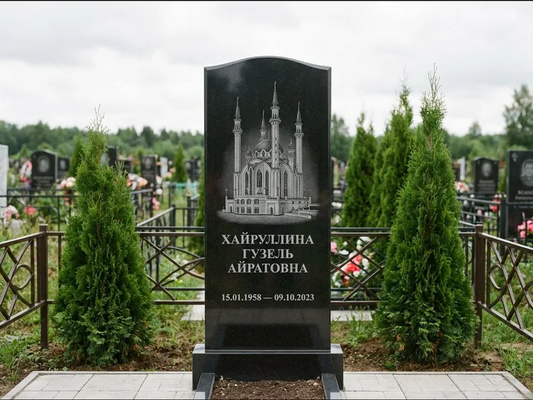 Мусульманский памятник с гравировкой мечети — мечеть Кул-Шариф на обороте стелы, работа «Хайруллина» в Сочи