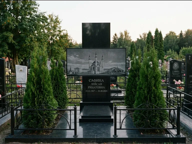 Мусульманский памятник с гравировкой мечети — панорама мечети во всю ширину стелы, работа «Сафина» в Сочи