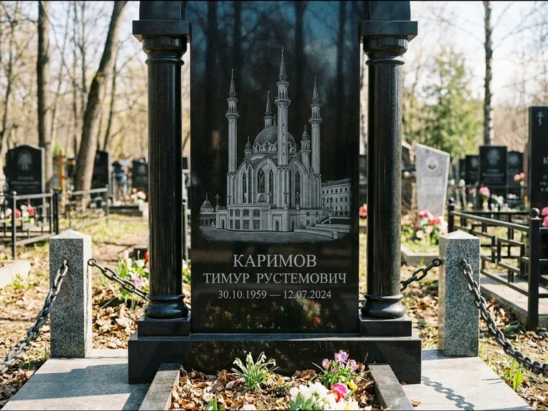 Мусульманский памятник с гравировкой мечети: стела с колоннами-минаретами по бокам — детализированная гравировка мечети Кул-Шариф, гранитные столбики с провисающей цепью, работа «Каримов» в Сочи