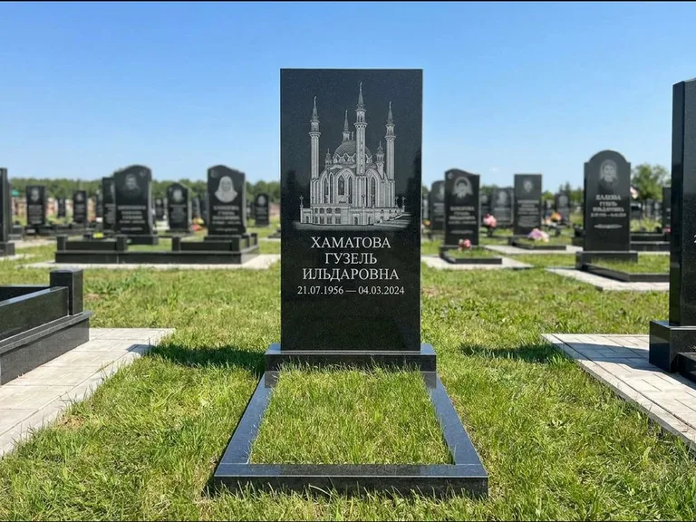 Мусульманский памятник с гравировкой мечети: небольшая скромная одиночная стела — золочёная гравировка мечети, аккуратный участок с газоном, работа «Нигматуллина» в Сочи