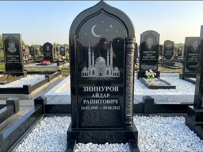 Мусульманский памятник с гравировкой мечети: стела с михраб-верхом и резной боковой колонной — детализированная гравировка мечети Кул-Шариф, белая мраморная крошка, работа «Ахметов» в Сочи