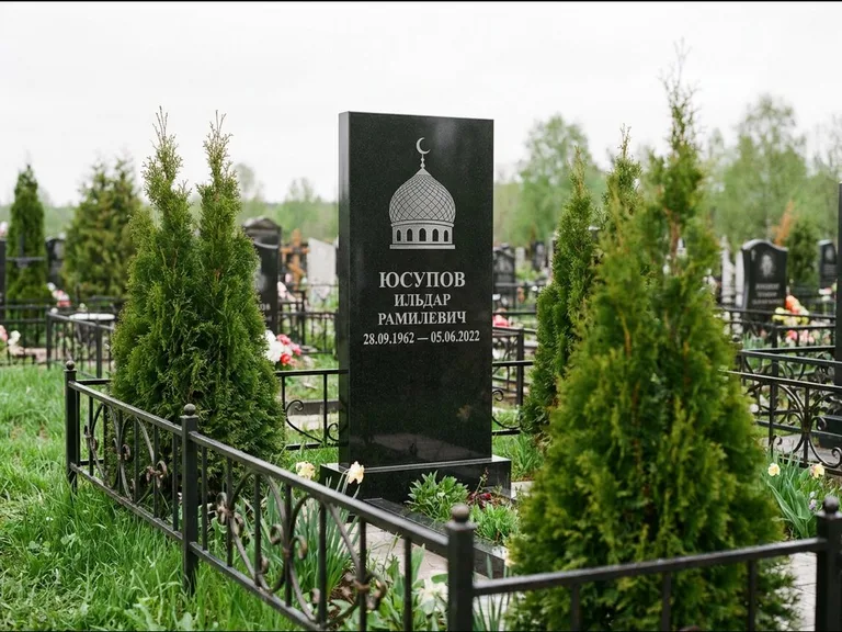 Мусульманский памятник с гравировкой мечети — купол с полумесяцем в верхней части, работа «Юсупов» в Сочи