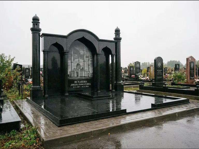Мусульманский памятник с гравировкой мечети: семейный мемориал с колоннами-минаретами и аркой — золочёная гравировка мечети, большая мощёная площадка, работа «Абдуллаева» в Сочи