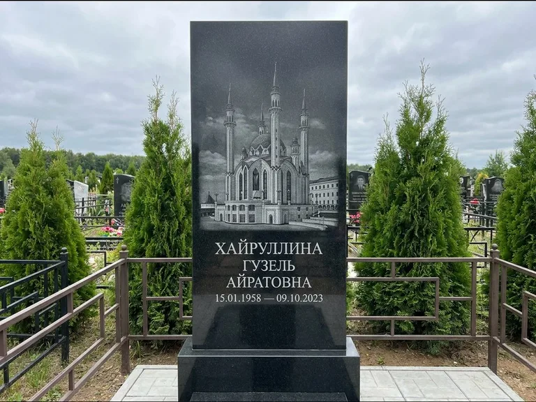 Мусульманский памятник с гравировкой мечети — панорама мечети во всю ширину стелы, работа «Хайруллина» в Сочи
