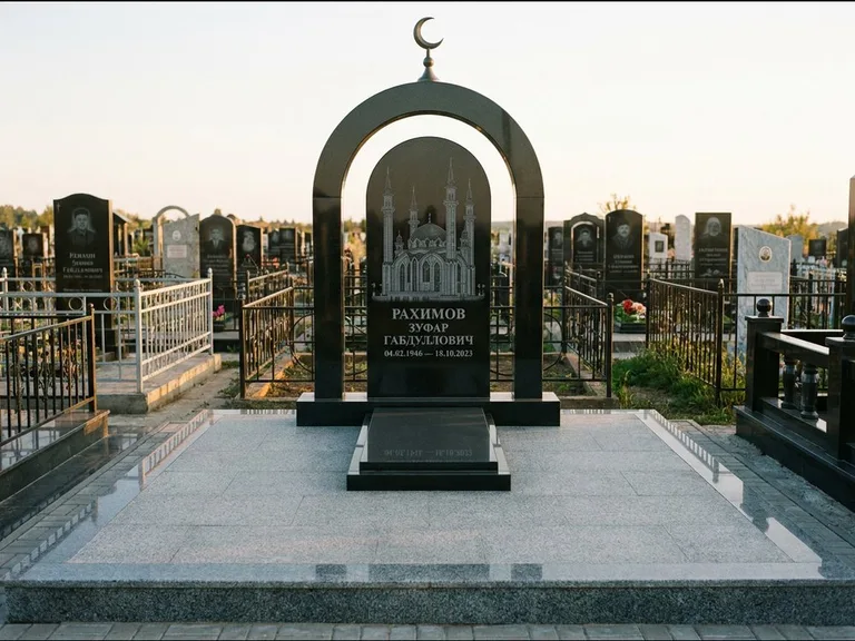 Мусульманский памятник с гравировкой мечети: монументальная стела-арка с полумесяцем на вершине — детализированная гравировка мечети Кул-Шариф, мощёная гранитная площадка с бордюром, работа «Юсупов» в Сочи